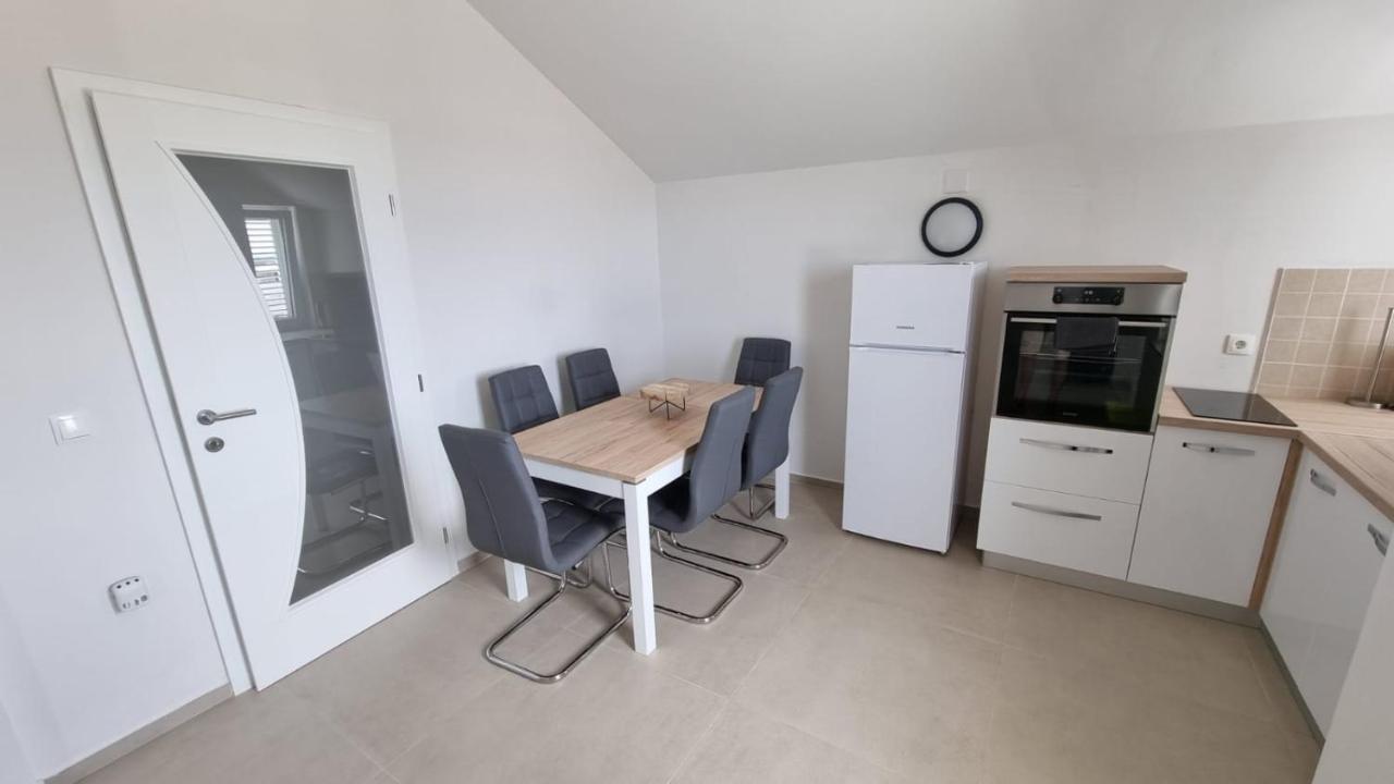 Kings Landing Appartement Novalja Buitenkant foto