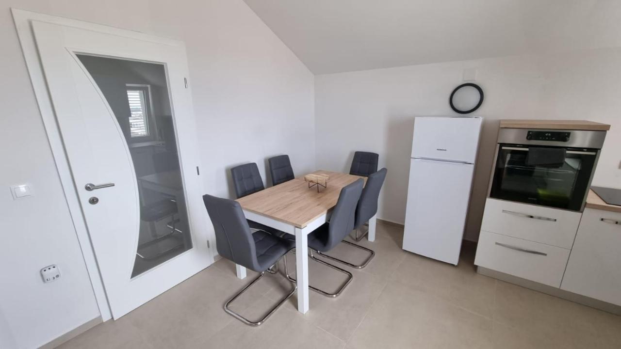 Kings Landing Appartement Novalja Buitenkant foto